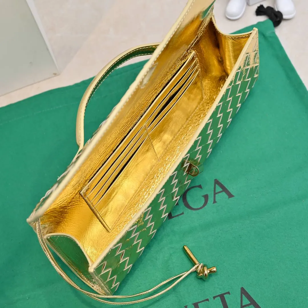 The batch of 1360 BV Andiamo evening handbags has been heavily planted again~ The designer aesthetics in the era of economic downturn are back. I fall in love with it at first sight and can't put it down. It's so beautiful and full of aura. The shape and texture are very competitive. It's light in weight and has sufficient capacity. It's a must-have for fashionistas. It's suitable for many occasions, minimalist, high-end and light luxury. Model No.: 741511 Size: 31*13*3cm